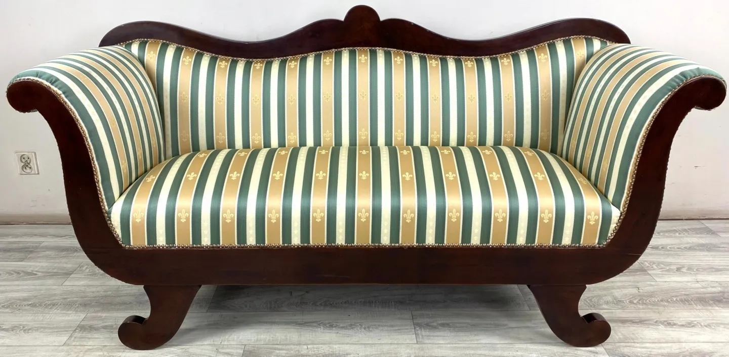Kanapa biedermeier w pasiastym obiciu po renowacji